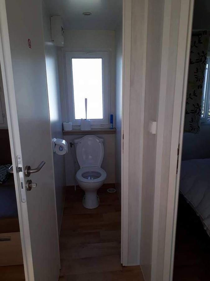 Luxueuze Stacaravan In Bredene Met Eigen Terras En Tuintje Exterior foto